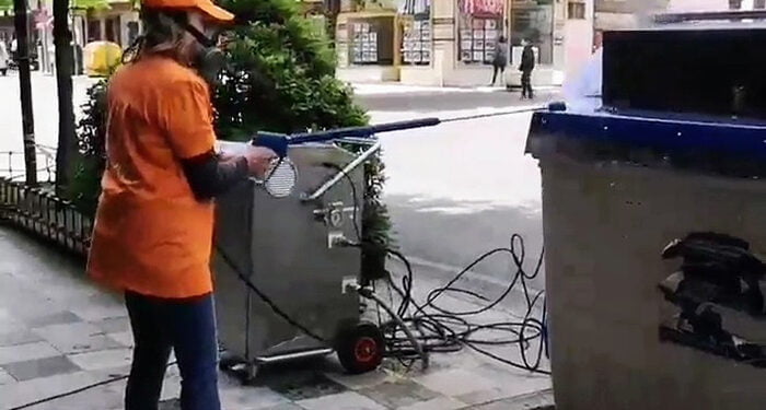 Cristina Fuentes lidera la limpieza eficaz de grafitis y aceras en la Calle Fermin Caballero sin elementos químicos