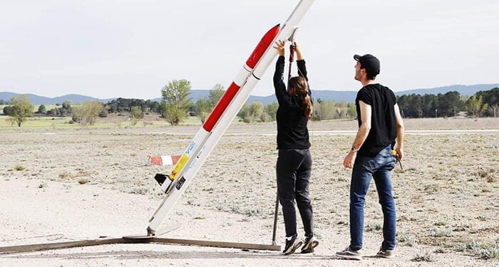 Desde el Aeroclub de Sotos se han lanzado, en un concurso, satélites del tamaño de una lata de refresco... Y ha ganado el IES San José de Cuenca 1 Desde el Aeroclub de Sotos se han lanzado, en un concurso, satélites del tamaño de una lata de refresco... Y ha ganado el IES San José de Cuenca