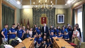 Dolz recibe a un grupo de alumnos y profesores del IES Alfonso  VIII de Cuenca, de intercambio con un centro de Portugal