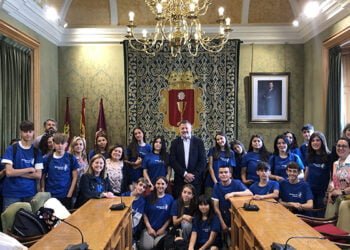 Dolz recibe a un grupo de alumnos y profesores del IES Alfonso  VIII de Cuenca, de intercambio con un centro de Portugal