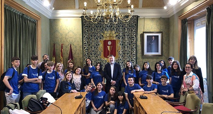 Dolz recibe a un grupo de alumnos y profesores del IES Alfonso VIII de Cuenca, de intercambio con un centro de Portugal 1 Dolz recibe a un grupo de alumnos y profesores del IES Alfonso VIII de Cuenca, de intercambio con un centro de Portugal