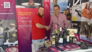 Donde Nacen los Sabores premió a uno de sus consumidores en FERACAM con un lote de productos