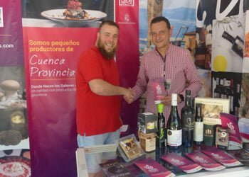 Donde Nacen los Sabores premió a uno de sus consumidores en FERACAM con un lote de productos