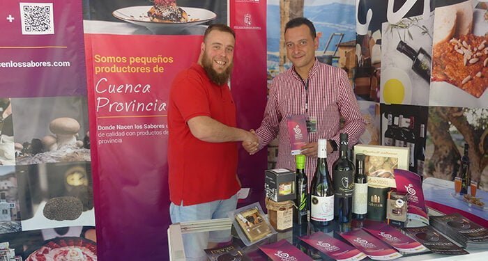 Donde Nacen los Sabores premió a uno de sus consumidores en FERACAM con un lote de productos