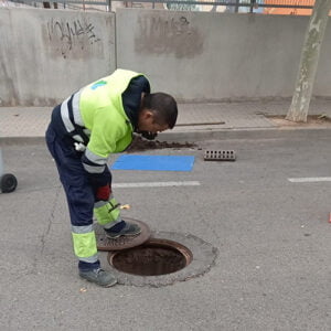 El Ayuntamiento de Cabanillas intensifica la limpieza de alcantarillas ante las previsiones de la AEMET de fuertes lluvias