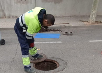 El Ayuntamiento de Cabanillas intensifica la limpieza de alcantarillas ante las previsiones de la AEMET de fuertes lluvias