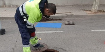 El Ayuntamiento de Cabanillas intensifica la limpieza de alcantarillas ante las previsiones de la AEMET de fuertes lluvias