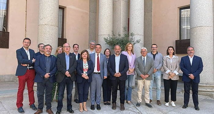 El Gobierno regional y la RECAMDER dotan 15 becas para grado y máster en el marco del programa UCLM Rural