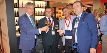 Eurocaja Rural asiste a Fenavin y mantiene un encuentro con un centenar de responsables de cooperativas y bodegas de la región