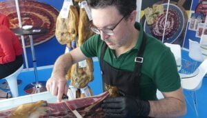 FERACAM afronta su última jornada con un concurso nacional de cortadores de jamón