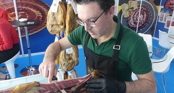 FERACAM afronta su última jornada con un concurso nacional de cortadores de jamón