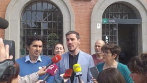 Gascón recuperará con un cercanías el tren convencional eliminado y pondrá autobús gratuito en Castilla-La Mancha