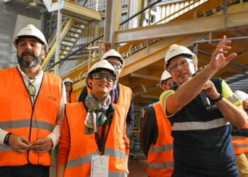 Isabel Rodríguez visita la empresa ISOVER en Azuqueca de Henares