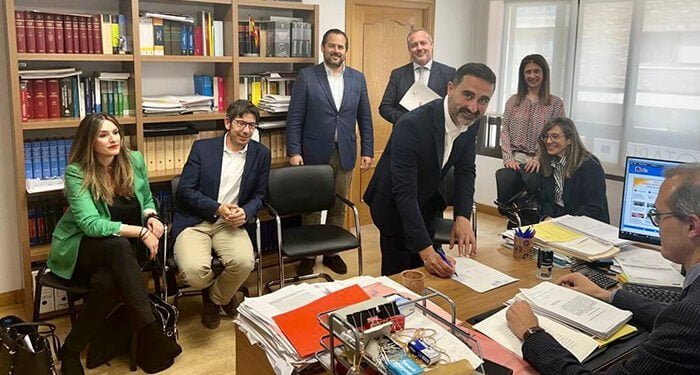 La Junta y el Grupo Herce firman las escrituras de venta de los terrenos para la nueva ciudad deportiva de Cuenca 1 La Junta y el Grupo Herce firman las escrituras de venta de los terrenos para la nueva ciudad deportiva de Cuenca