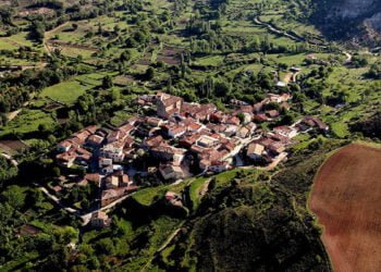 Los vecinos de Valdecabras critican la abstención de PP y Vox a las mejoras del edificio municipal y la red de agua