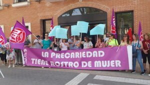 Las trabajadoras de la empresa Manserco se concentran a las puertas del Ayuntamiento de Alovera para denunciar la lamentable situación que viven día tras día