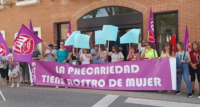 Las trabajadoras de la empresa Manserco se concentran a las puertas del Ayuntamiento de Alovera para denunciar la lamentable situación que viven día tras día