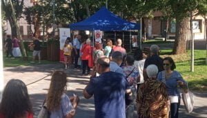 Los comerciantes de Azuqueca entregan las plantas de la campaña “Olé, mi madre”