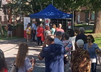 Los comerciantes de Azuqueca entregan las plantas de la campaña “Olé, mi madre”