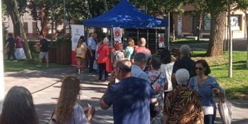 Los comerciantes de Azuqueca entregan las plantas de la campaña “Olé, mi madre”