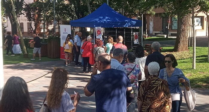 Los comerciantes de Azuqueca entregan las plantas de la campaña “Olé, mi madre”