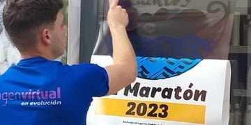 Los comerciantes de Guadalajara se suman a la celebración del Maratón con un vinilo en sus escaparates