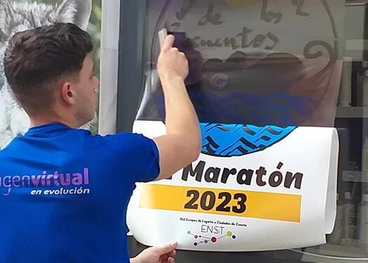 Los comerciantes de Guadalajara se suman a la celebración del Maratón con un vinilo en sus escaparates