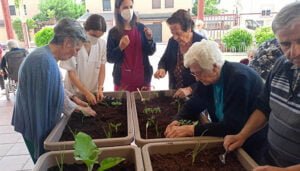 Los mayores del Servicio de Estancias Diurnas de Cabanillas comienzan a trabajar en un proyecto de “huerto urbano”