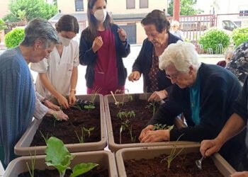 Los mayores del Servicio de Estancias Diurnas de Cabanillas comienzan a trabajar en un proyecto de “huerto urbano”
