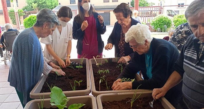 Los mayores del Servicio de Estancias Diurnas de Cabanillas comienzan a trabajar en un proyecto de “huerto urbano”