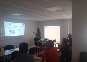 Los talleres de automoción de La Manchuela reciben información sobre lubricantes para transmisiones