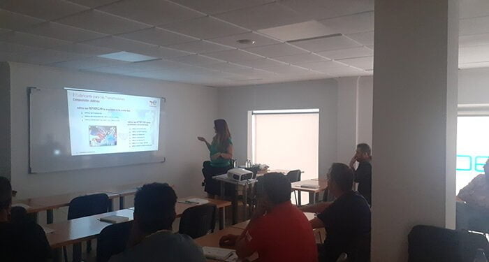 Los talleres de automoción de La Manchuela reciben información sobre lubricantes para transmisiones