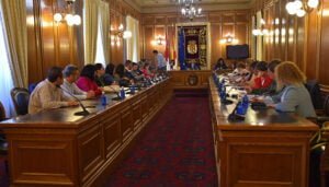 Martínez Chana da la enhorabuena a los diputados que repiten en sus cargos en el penúltimo pleno de la legislatura