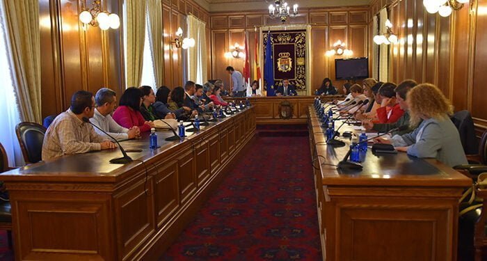 Martínez Chana da la enhorabuena a los diputados que repiten en sus cargos en el penúltimo pleno de la legislatura 1 Martínez Chana da la enhorabuena a los diputados que repiten en sus cargos en el penúltimo pleno de la legislatura