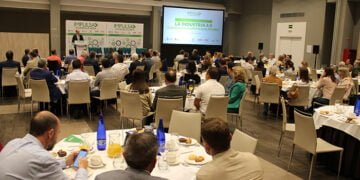 Más de un centenar de empresarios del sector de la industria conocen las claves para competir en el futuro de la mano de Impulsa Guadalajara