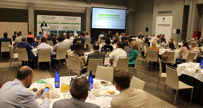 Más de un centenar de empresarios del sector de la industria conocen las claves para competir en el futuro de la mano de Impulsa Guadalajara