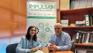 Mondéjar destaca su carácter emprendedor y la comodidad de acceso a todos los servicios en una reunión mantenida con los técnicos de Impulsa