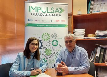 Mondéjar destaca su carácter emprendedor y la comodidad de acceso a todos los servicios en una reunión mantenida con los técnicos de Impulsa