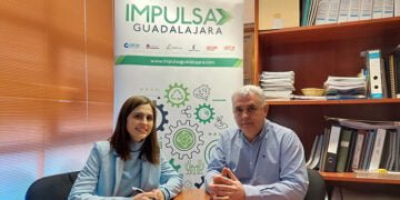 Mondéjar destaca su carácter emprendedor y la comodidad de acceso a todos los servicios en una reunión mantenida con los técnicos de Impulsa