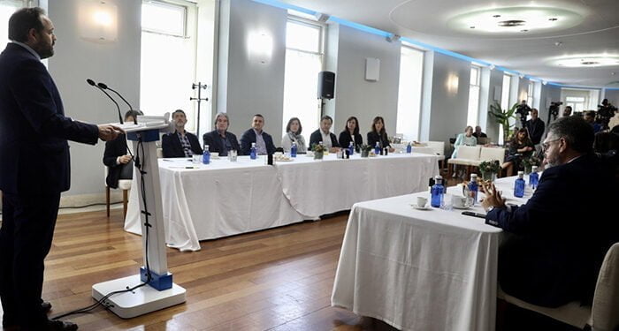 Núñez destaca sus más de 200 medidas para mejorar la sanidad que pasan por reforzar la Atención Primaria, reducir las listas de espera y recuperar la Carrera Profesional