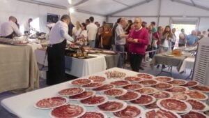 Mucha presencia de público, espectáculo y solidaridad en el concurso de recortadores de jamón de FERACAM 