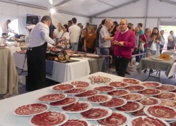 Mucha presencia de público, espectáculo y solidaridad en el concurso de recortadores de jamón de FERACAM