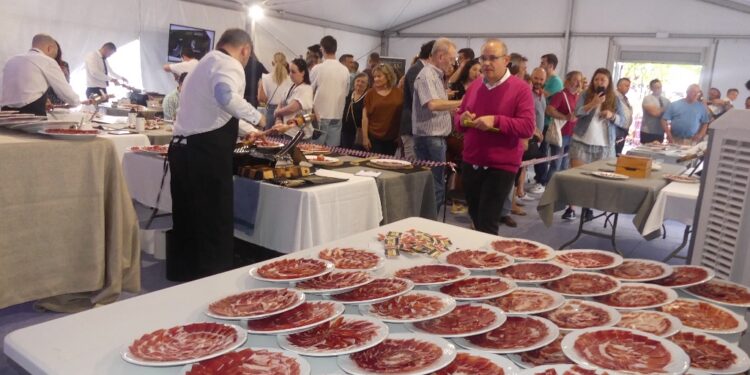 Mucha presencia de público, espectáculo y solidaridad en el concurso de recortadores de jamón de FERACAM