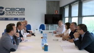 Pablo Bellido y Alberto Rojo comprometen ante el empresariado infraestructuras, simplificación de trámites y estabilidad