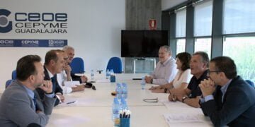 Pablo Bellido y Alberto Rojo comprometen ante el empresariado infraestructuras, simplificación de trámites y estabilidad