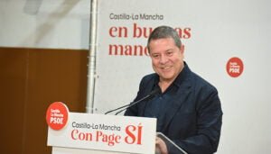 Page plantea en El Casar un acuerdo con Madrid para servicios sanitarios y de transporte y desdoblar la M-117
