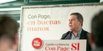 Page, que se sigue acordando de Cospedal, garantizará por ley la igualdad salarial entre hombres y mujeres