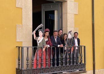 Personajes de la historia de Cuenca se asoman al balcón del Ayuntamiento con motivo del Día Internacional de los Museos