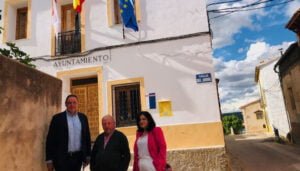 Prieto pide que “no se deje morir a los pueblos” y comienza su campaña en el municipio más pequeño de Cuenca, Arandilla del Arroyo