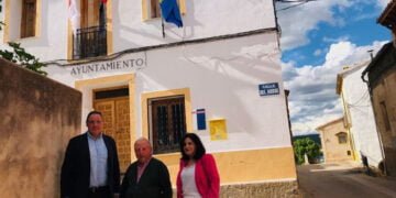 Prieto pide que “no se deje morir a los pueblos” y comienza su campaña en el municipio más pequeño de Cuenca, Arandilla del Arroyo